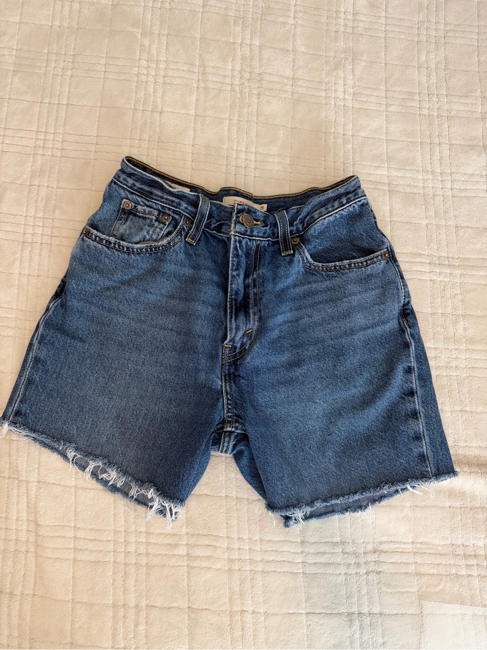 Levi’s premium 80s mom jean Shorts diy in Dark Blue
